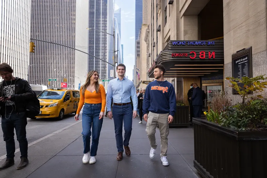 三个人走在纽约的大街上.